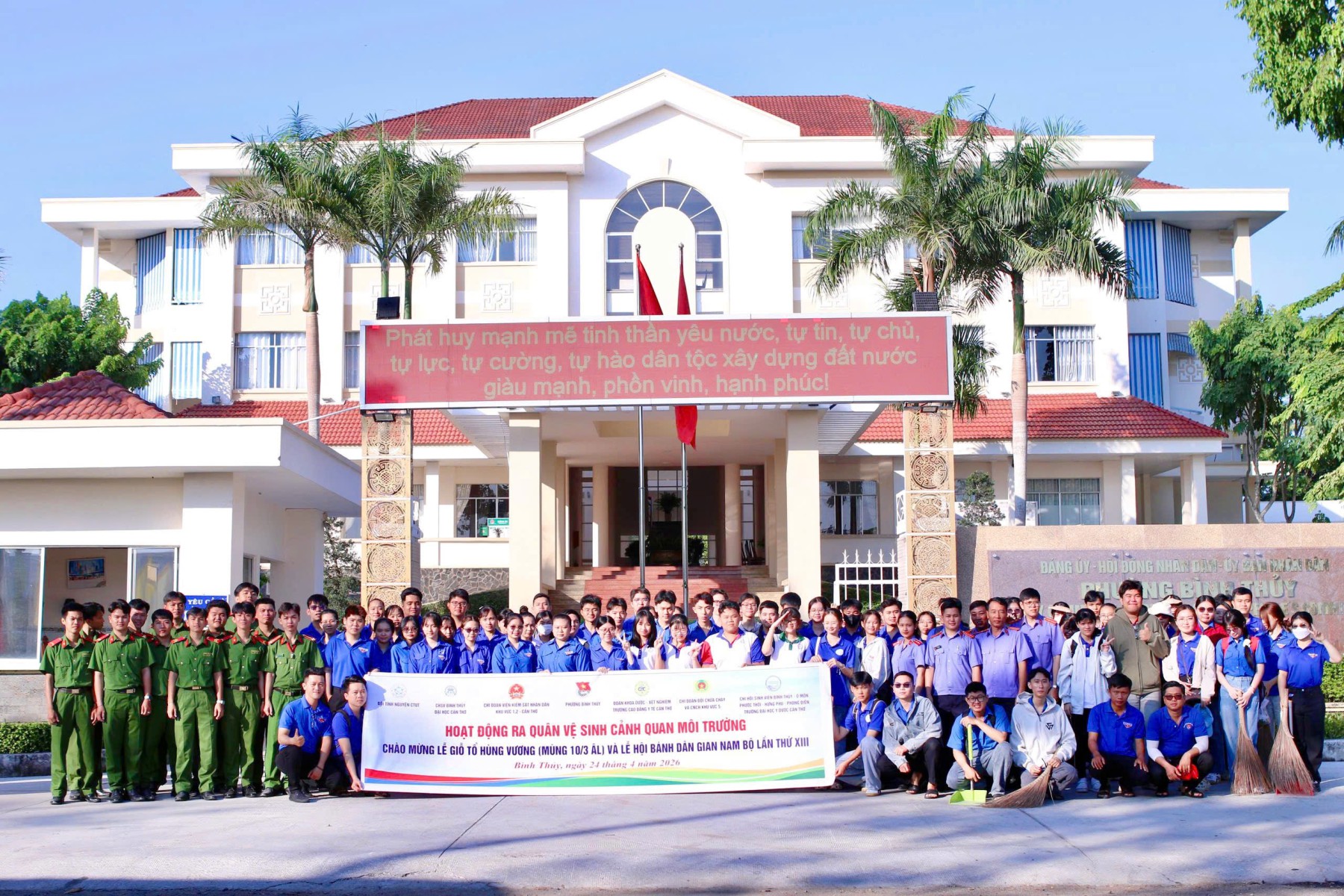 Tuổi trẻ chi đoàn VKSND Khu vực 1 - 2 chung tay vì lễ hội xanh, ra quân làm sạch quảng trường Bình Thủy 
