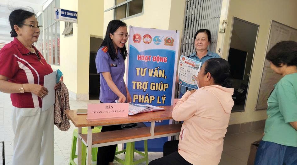 VKSND Khu vực 5 – Cần Thơ phối hợp tuyên truyền Nghị quyết số 205, tư vấn pháp lý cho phụ nữ và người dân