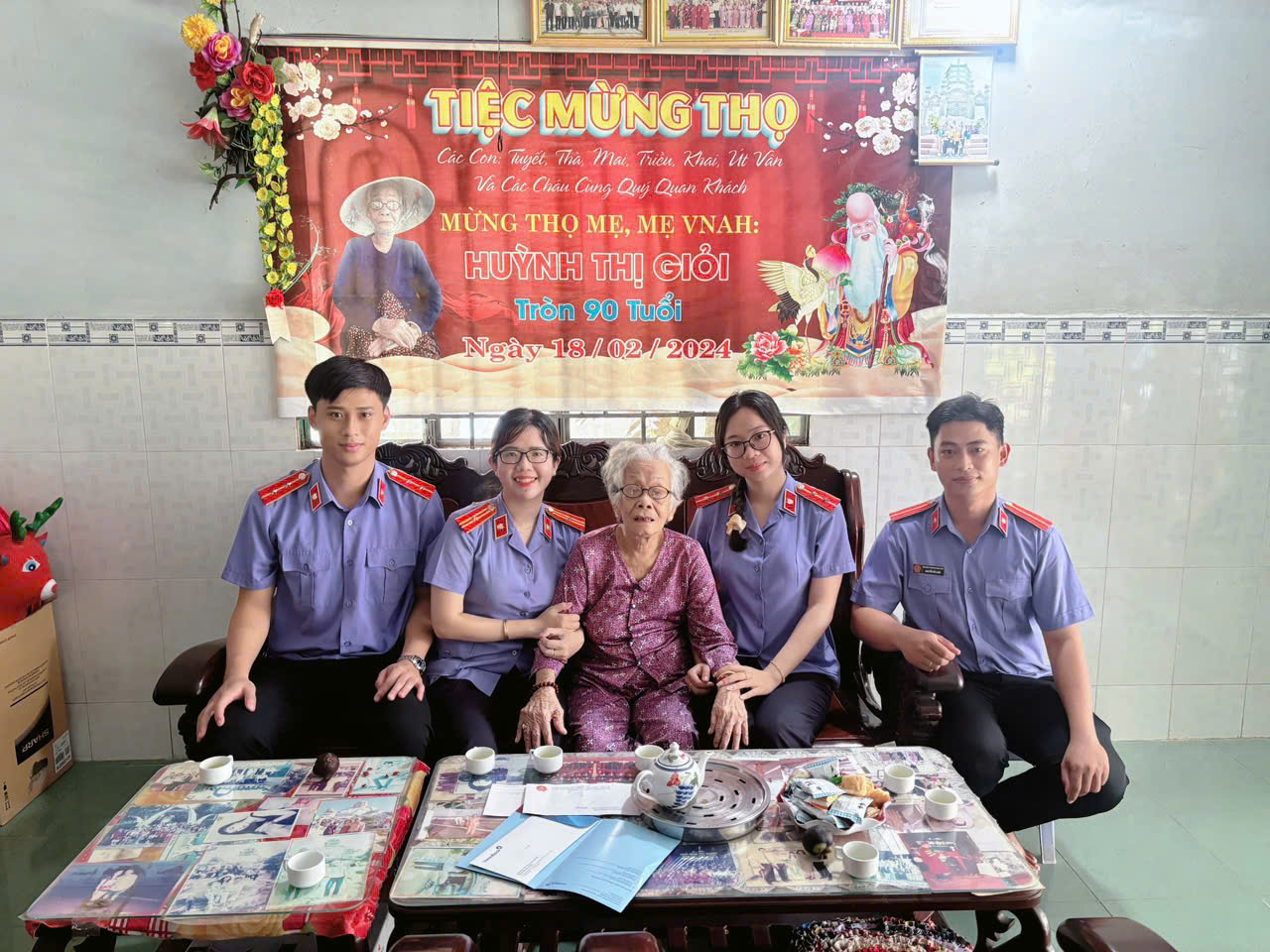 Lan tỏa đạo lý “Uống nước nhớ nguồn” - Chi đoàn VKSND Khu vực 11 - Cần Thơ phối hợp thăm, tặng quà người có công với cách mạng
