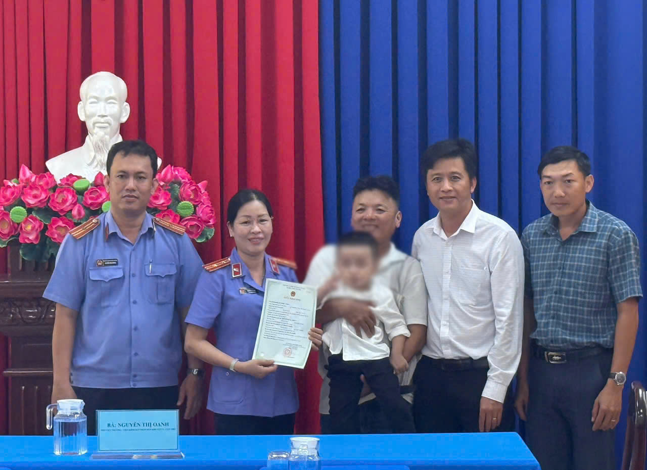 VKSND Khu vực 3 - Cần Thơ chung tay bảo đảm quyền được khai sinh cho trẻ em