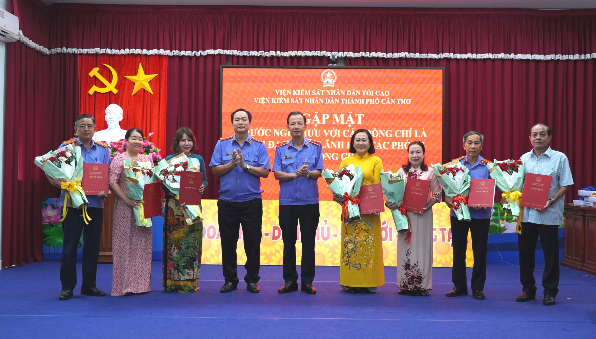      VKSND TP Cần Thơ:  Gặp mặt lãnh đạo, công chức trước khi nghỉ hưu