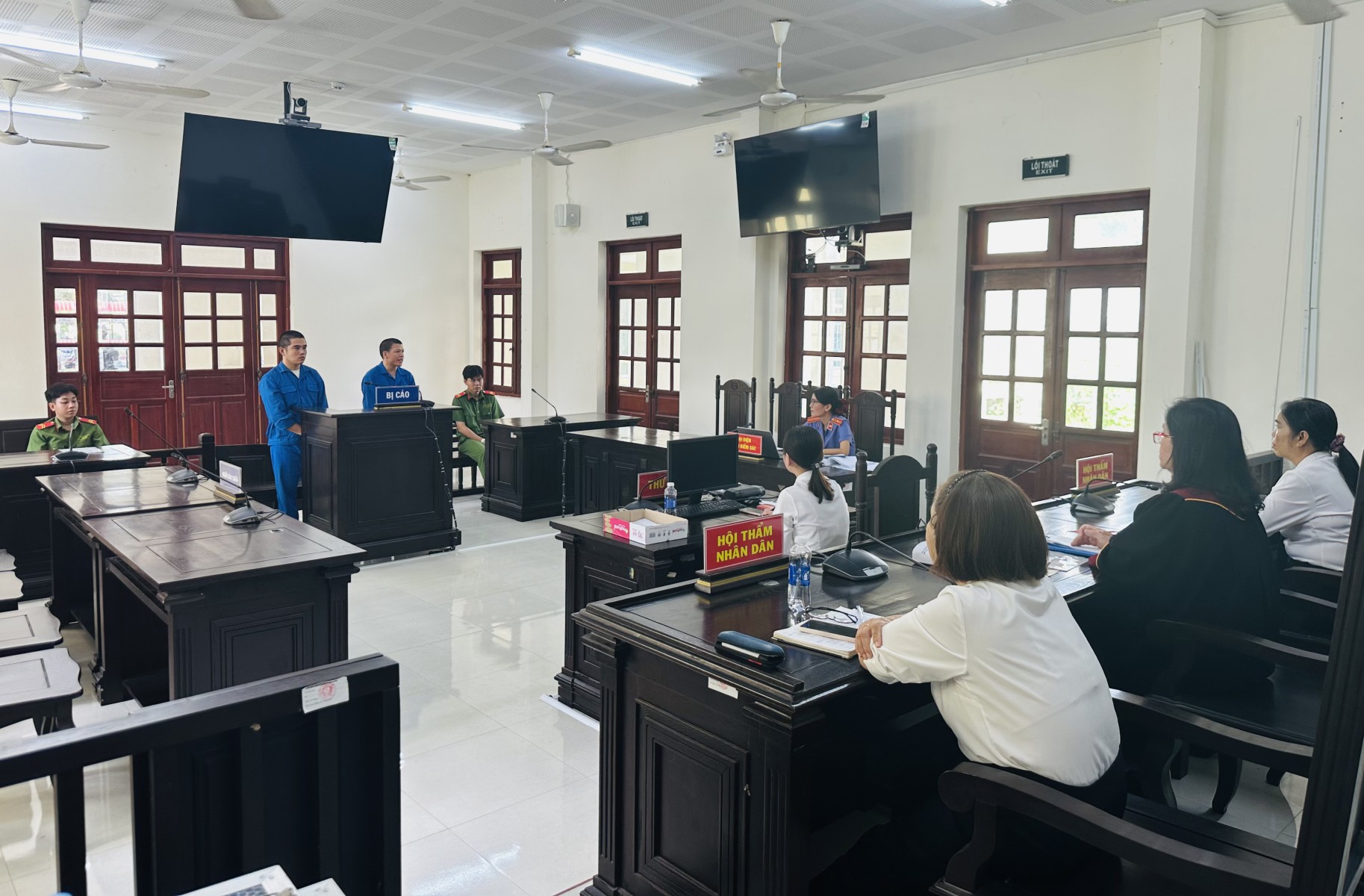 Xét xử nghiêm minh 02 bị cáo trong vụ án tổ chức sử dụng trái phép chất ma túy