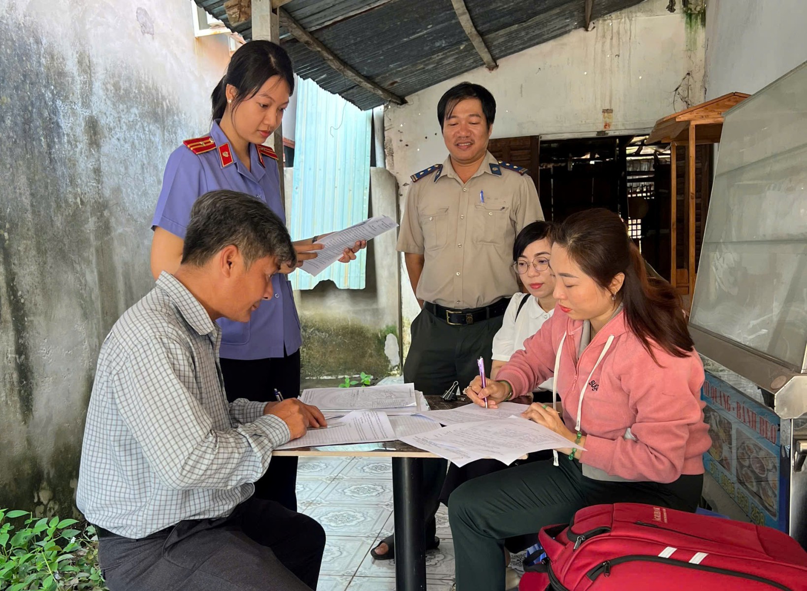VKSND Khu vực 2 - Cần Thơ kiểm sát cưỡng chế kê biên quyền sử dụng đất tại phường Bình Thủy