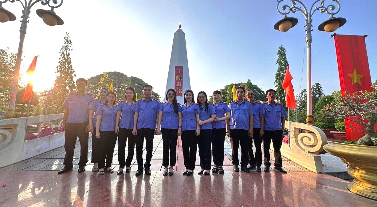 Viện kiểm sát nhân dân quận Cái Răng viếng Nghĩa trang Liệt sĩ nhân dịp kỷ niệm 50 năm Ngày Giải phóng miền Nam, thống nhất đất nước (30/4/1975 - 30/4/2025)