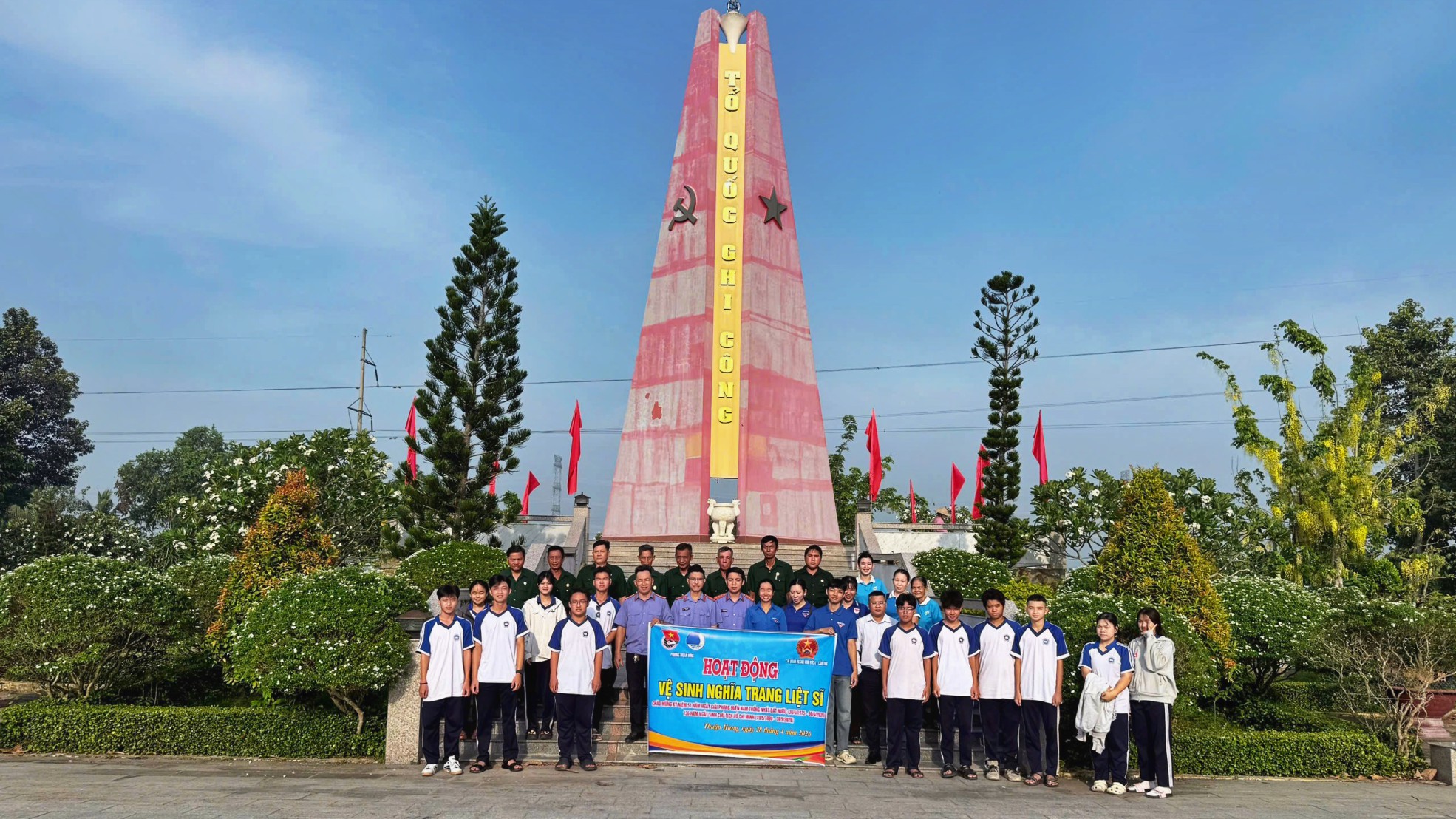 Chi đoàn VKSND Khu vực 4 - Cần Thơ phối hợp tham gia hoạt động vệ sinh Nghĩa trang Liệt sĩ phường Thuận Hưng
