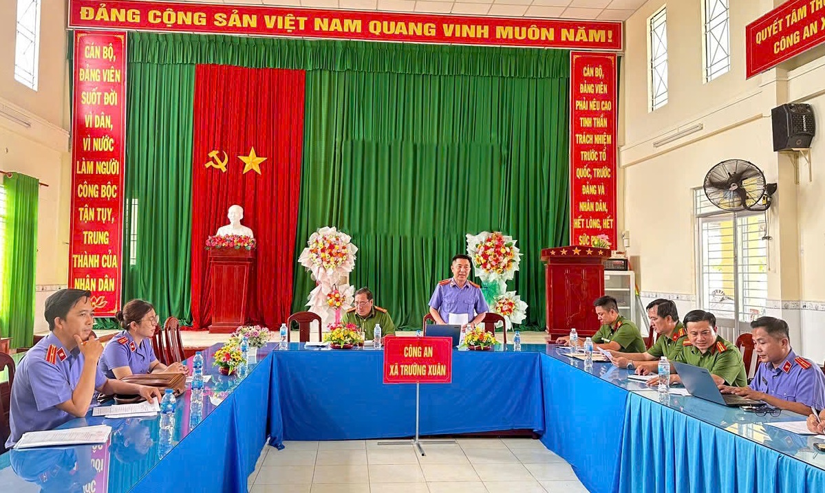 VKSND Khu vực 3 - Cần Thơ: Trực tiếp kiểm sát việc tiếp nhận, giải quyết nguồn tin về tội phạm tại Công an xã Trường Xuân