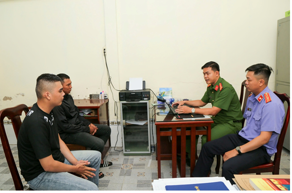 Kiểm sát viên VKSND Khu vực 8 kiểm sát thực nghiệm điều tra, hỏi cung vụ gây rối trật tự công cộng