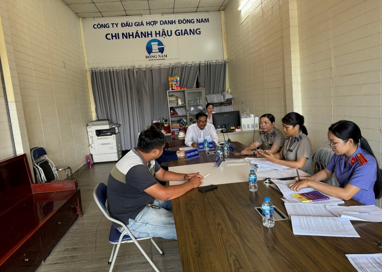 VKSND Khu vực 11 - Cần Thơ kiểm sát việc bán đấu giá tài sản thi hành án dân sự