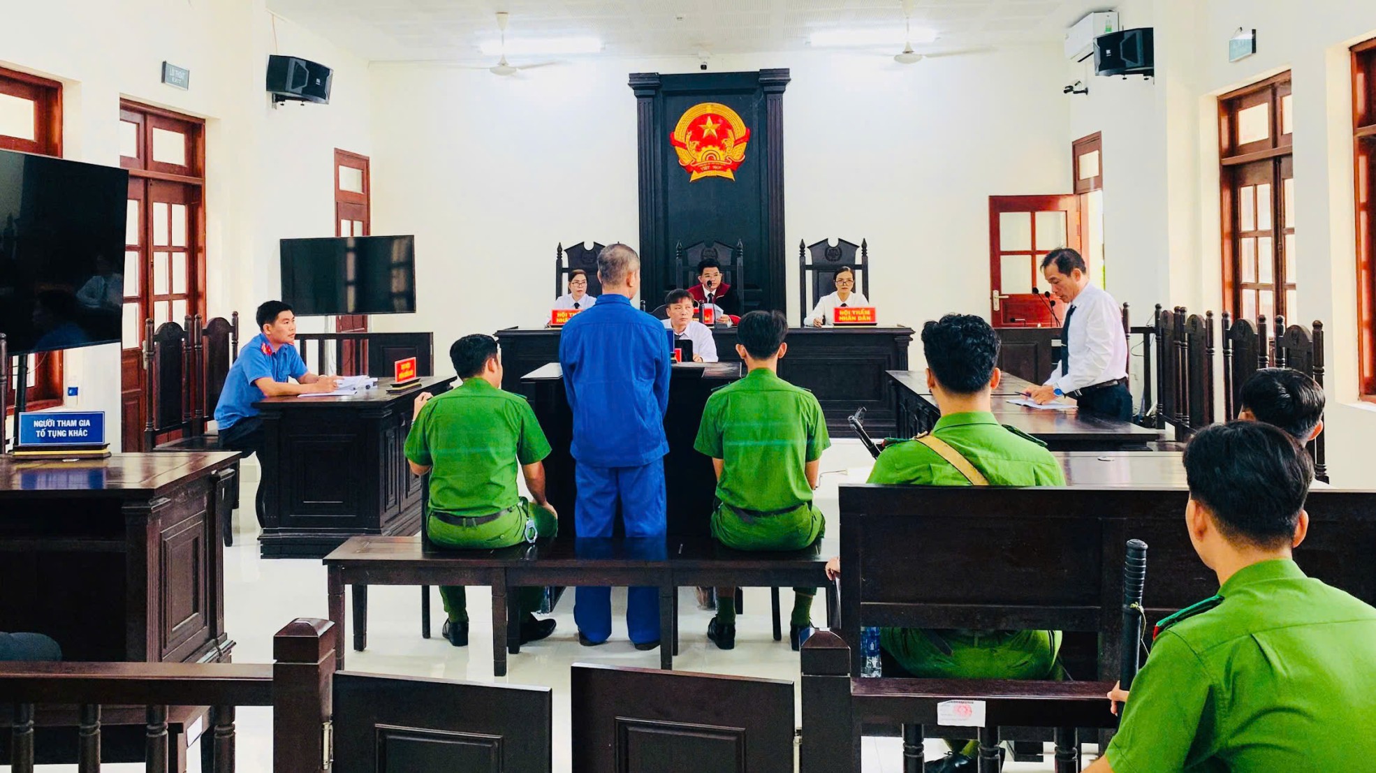 Ánh đèn xe và cái giá của sự nóng giận…