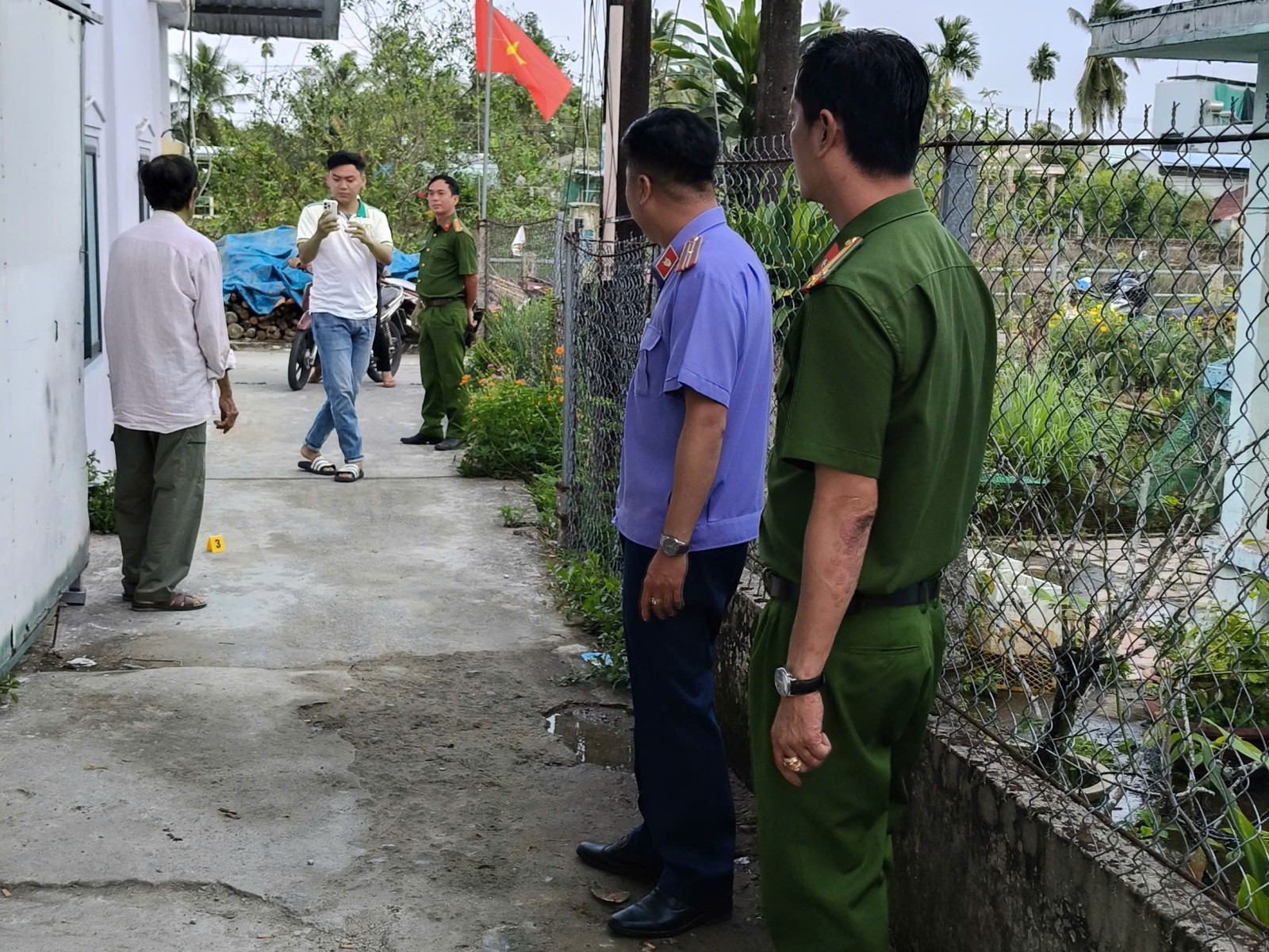 VKSND Khu vực 2 tham gia khám nghiệm hiện trường vụ án đe doạ giết người tại phường Thới An Đông