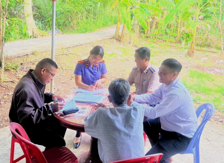   VKSND Khu vực 3 tham gia kiểm sát việc bàn giao tài sản bán đấu giá thành tại khu vực Mỹ Thuận, phường An Bình