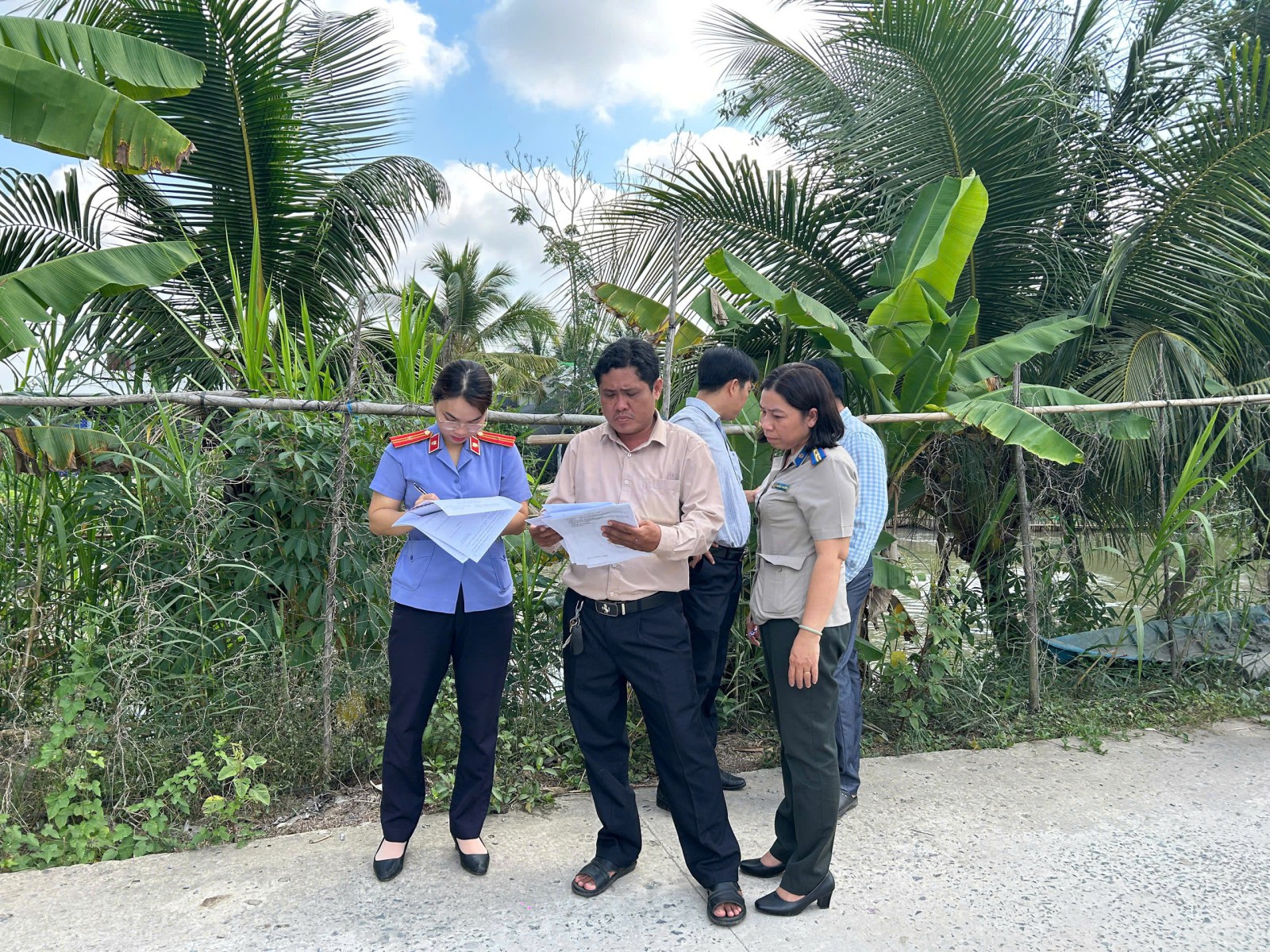 VKSND Khu vực 3 - Cần Thơ kiểm sát cưỡng chế kê biên quyền sử dụng đất và tài sản gắn liền với đất tại xã Trường Xuân và phường Hưng Phú