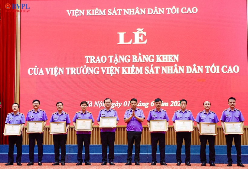 VKSND thành phố Cần Thơ vinh dự đón nhận Bằng khen của Viện trưởng VKSND tối cao trong triển khai mô hình VKSND 3 cấp
