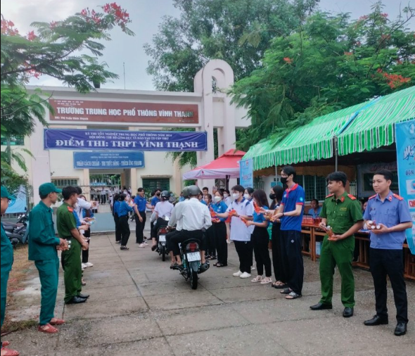 Chi đoàn VKSND huyện Vĩnh Thạnh đồng hành “Tiếp sức mùa thi”