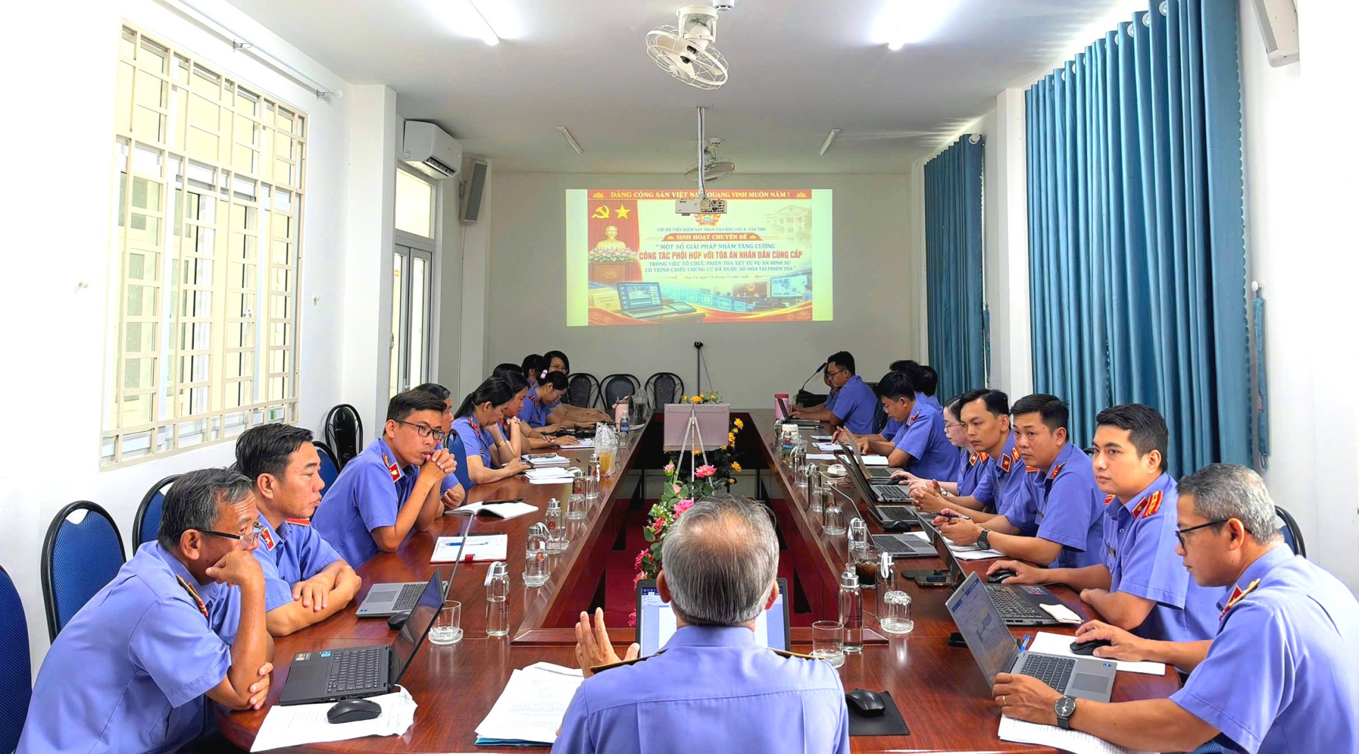 Chi bộ VKSND Khu vực 8 - Cần Thơ bàn giải pháp phối hợp trình chiếu chứng cứ tại phiên tòa