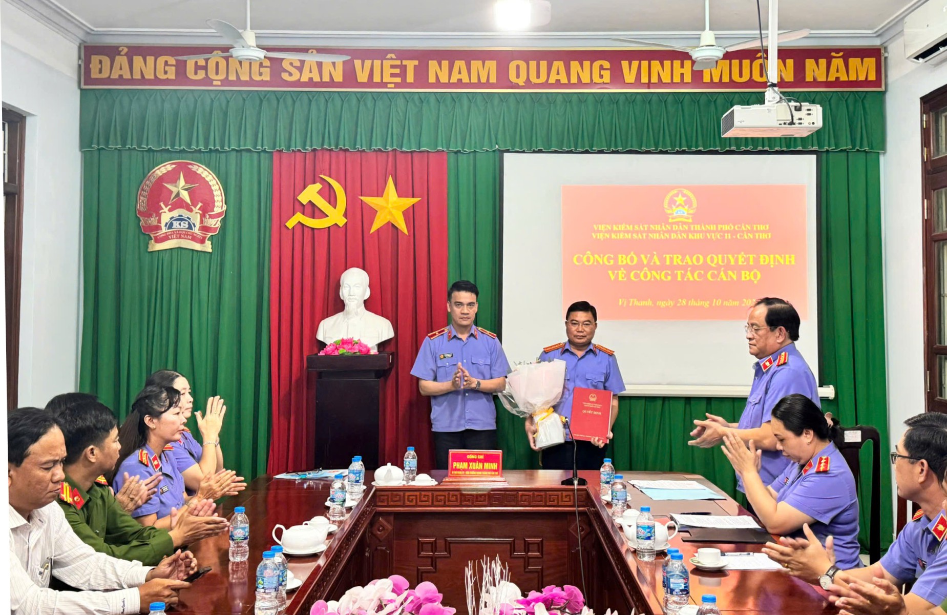VKSND thành phố Cần Thơ trao quyết định điều động lãnh đạo VKSND khu vực