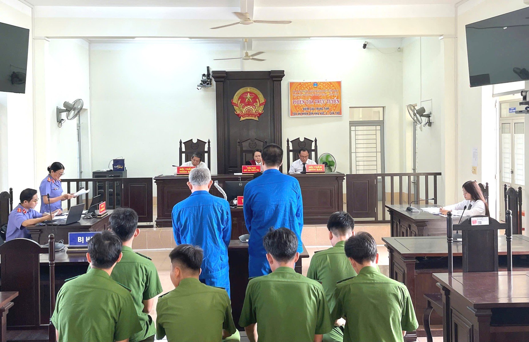 Hai bị cáo lĩnh tổng cộng 21 năm tù về các tội ma túy