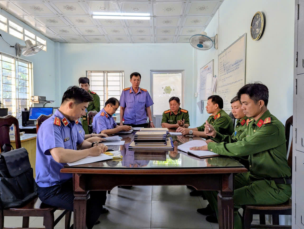 Trực tiếp kiểm sát công tác tạm giữ, tạm giam và thi hành án phạt tù tại Phân trại tạm giam Trần Đề