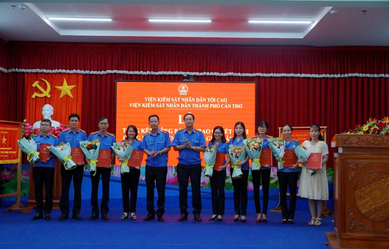 Lễ công bố và trao quyết định công nhận danh hiệu Kiểm sát viên giỏi Viện kiểm sát nhân dân thành phố Cần Thơ