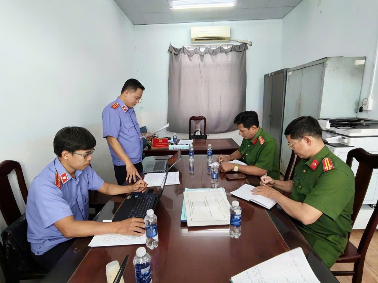 VKSND Khu vực 9 - Cần Thơ trực tiếp kiểm sát việc tiếp nhận, giải quyết tố giác, tin báo về tội phạm và kiến nghị khởi tố tại Công an xã Trường Khánh