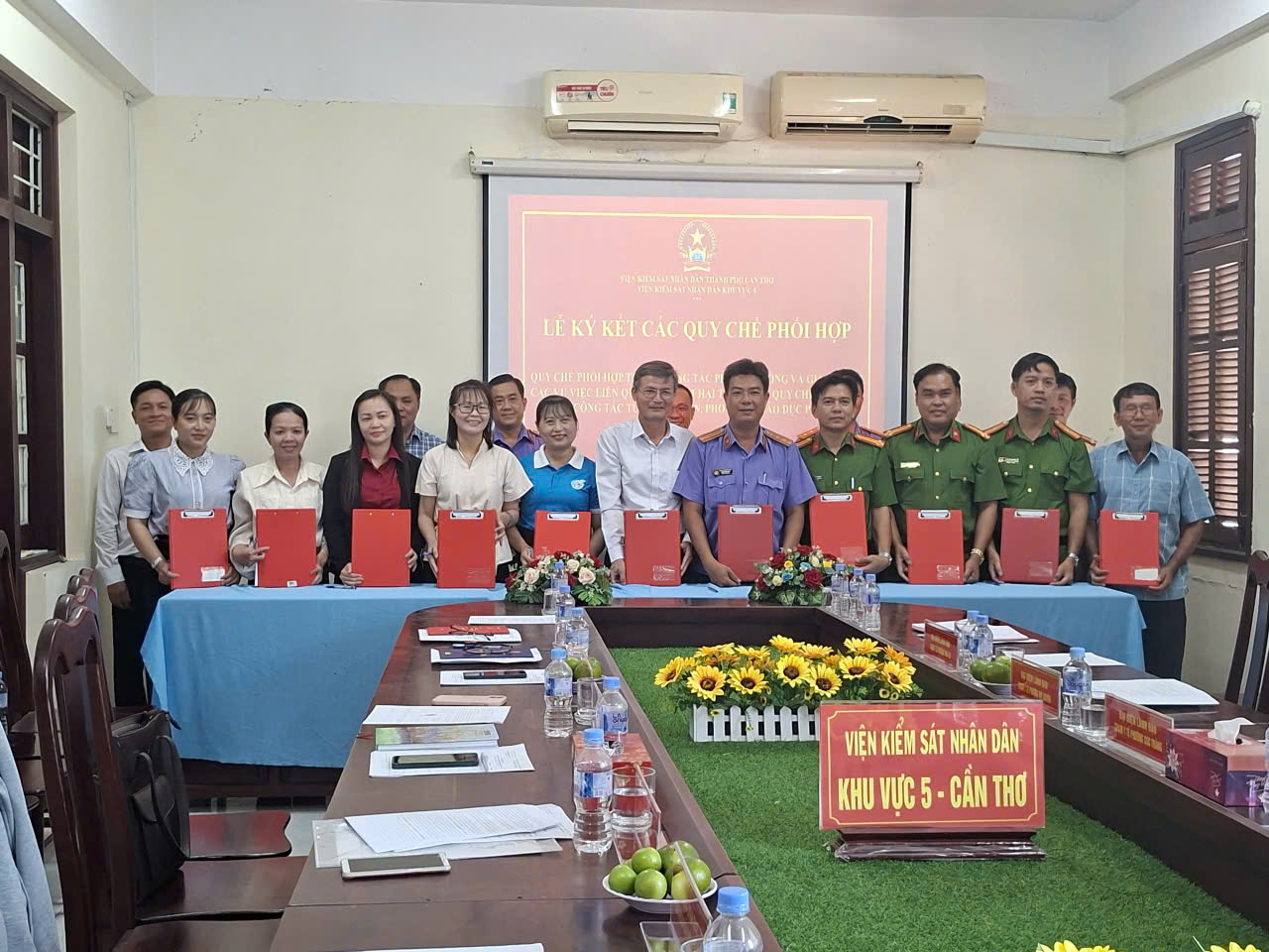 VKSND Khu vực 5 - Cần Thơ ký kết quy chế phối hợp tuyên truyền pháp luật và bảo vệ trẻ em