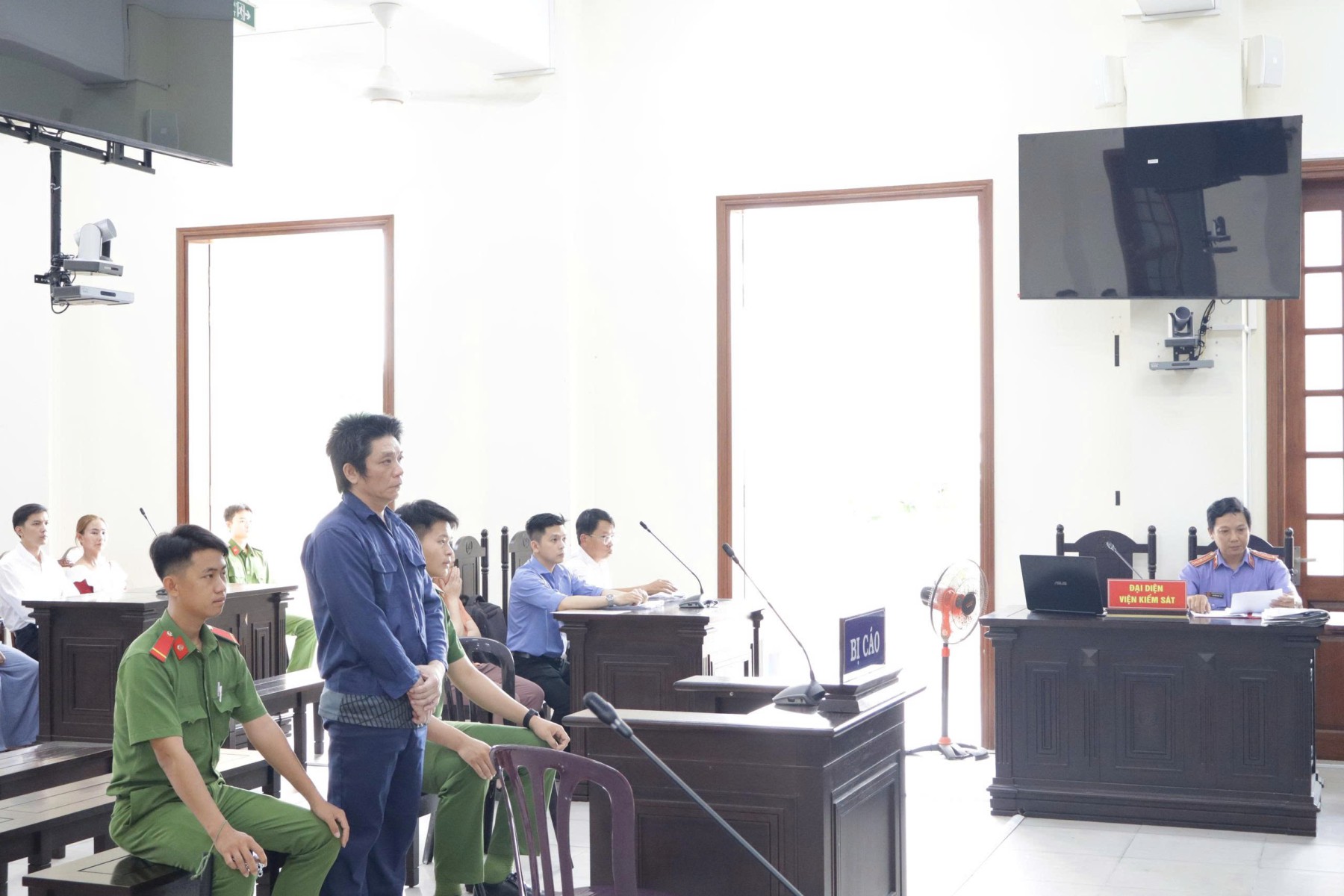 Làm giả nhiều giấy tờ đất để lừa đảo gần 3,9 tỷ đồng, bị cáo lĩnh 16 năm tù
