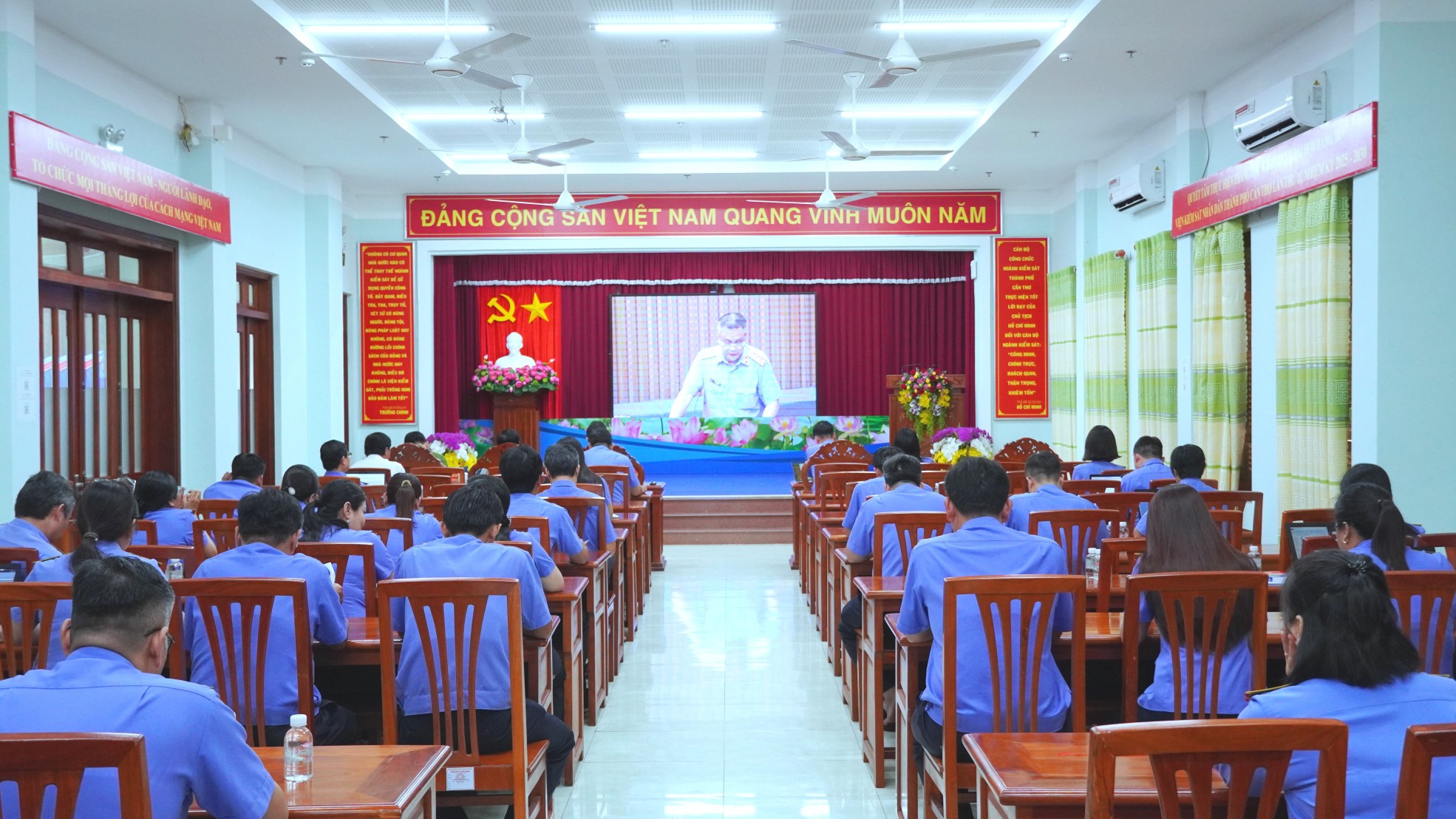  VKSND thành phố Cần Thơ tham dự tại Hội nghị rút kinh nghiệm về "tạm đình chỉ" và "trả hồ sơ để điều tra bổ sung"