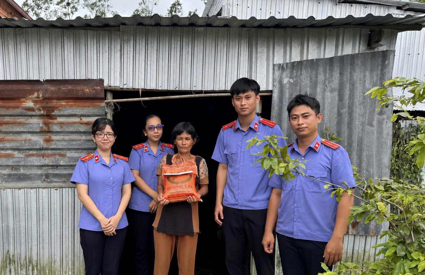 Chi đoàn VKSND Khu vực 11 - Cần Thơ trao quà, sẻ chia cùng hộ nghèo có hoàn cảnh đặc biệt khó khăn