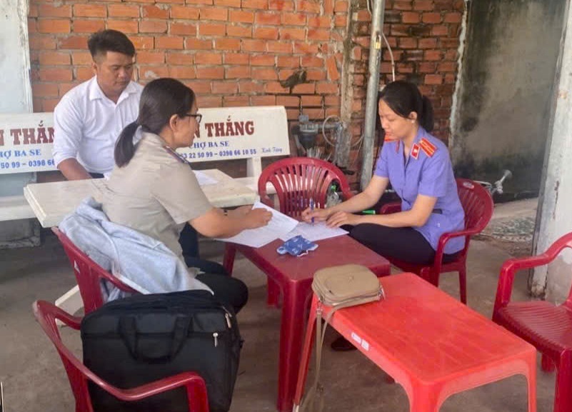 VKSND Khu vực 2 - Cần Thơ kiểm sát cưỡng chế kê biên  quyền sử dụng đất tại phường Phước Thới, thành phố Cần Thơ