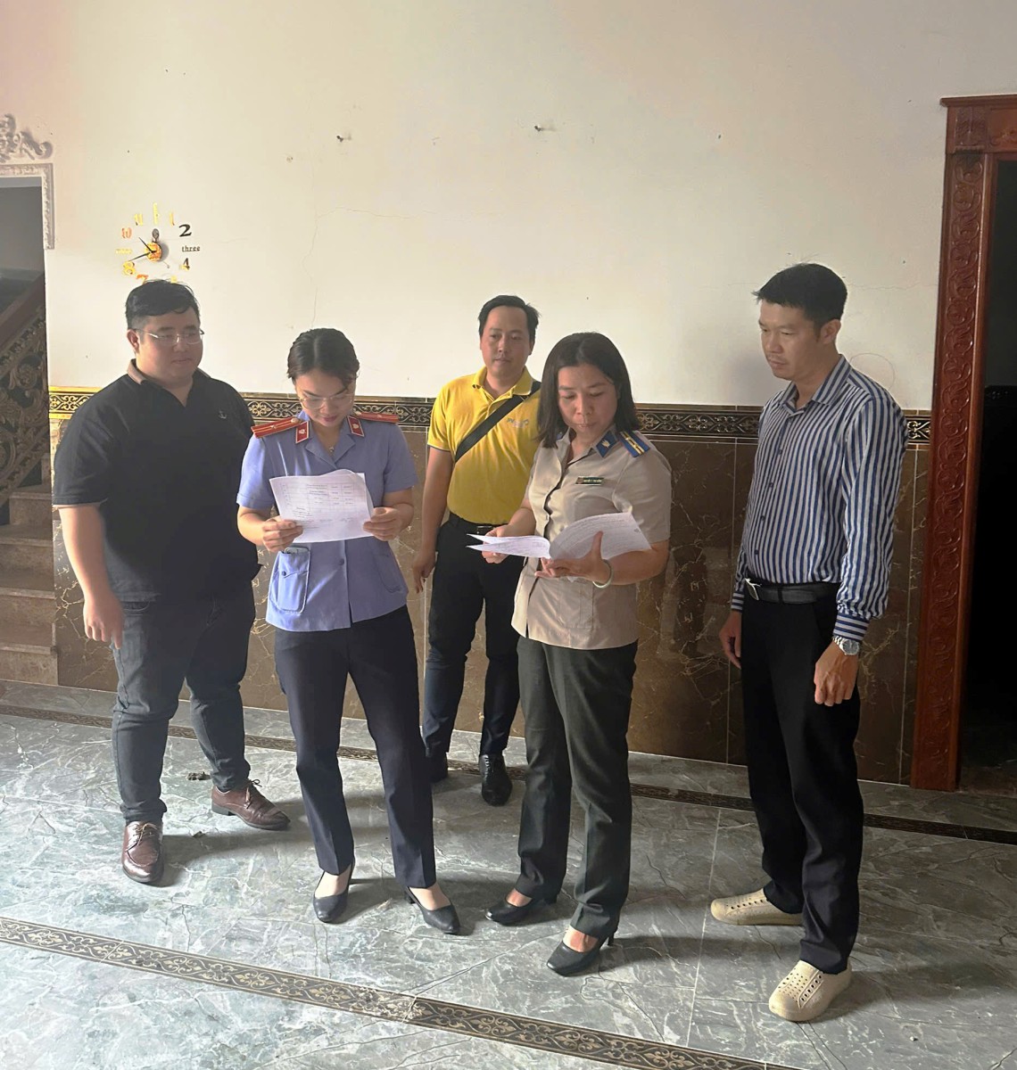 VKSND Khu vực 3 - Cần Thơ tham gia kiểm sát việc bàn giao tài sản bán đấu giá thành tại khu vực 2, phường Cái Răng