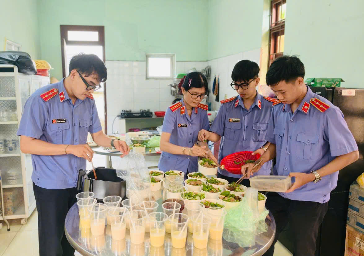 Tuổi trẻ VKSND Khu vực 4 - Cần Thơ trao 100 suất ăn yêu thương cho người bệnh