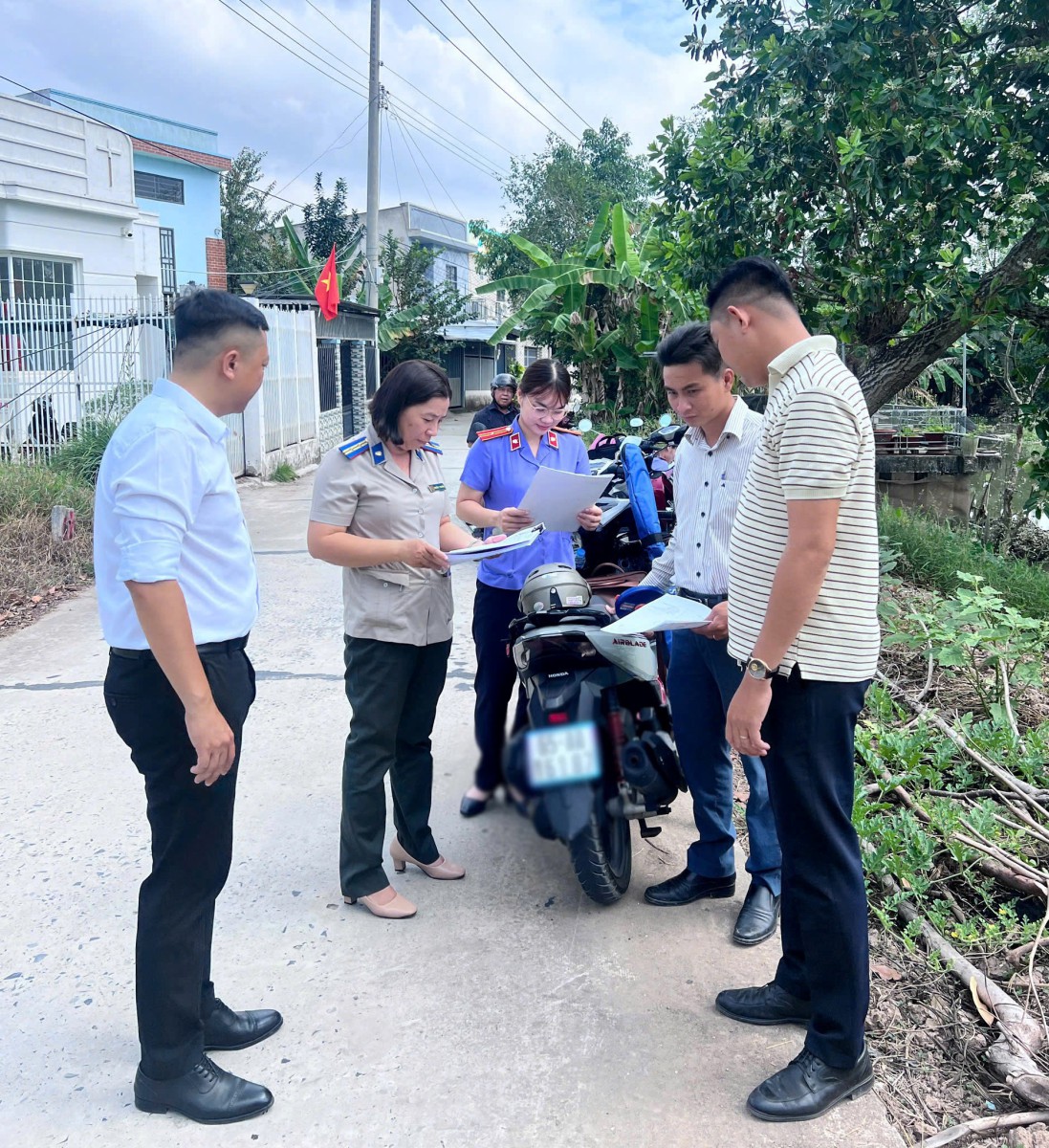 VKSND Khu vực 3 tham gia kiểm sát cưỡng chế kê biên quyền sử dụng đất và tài sản gắn liền với đất tại phường Hưng Phú