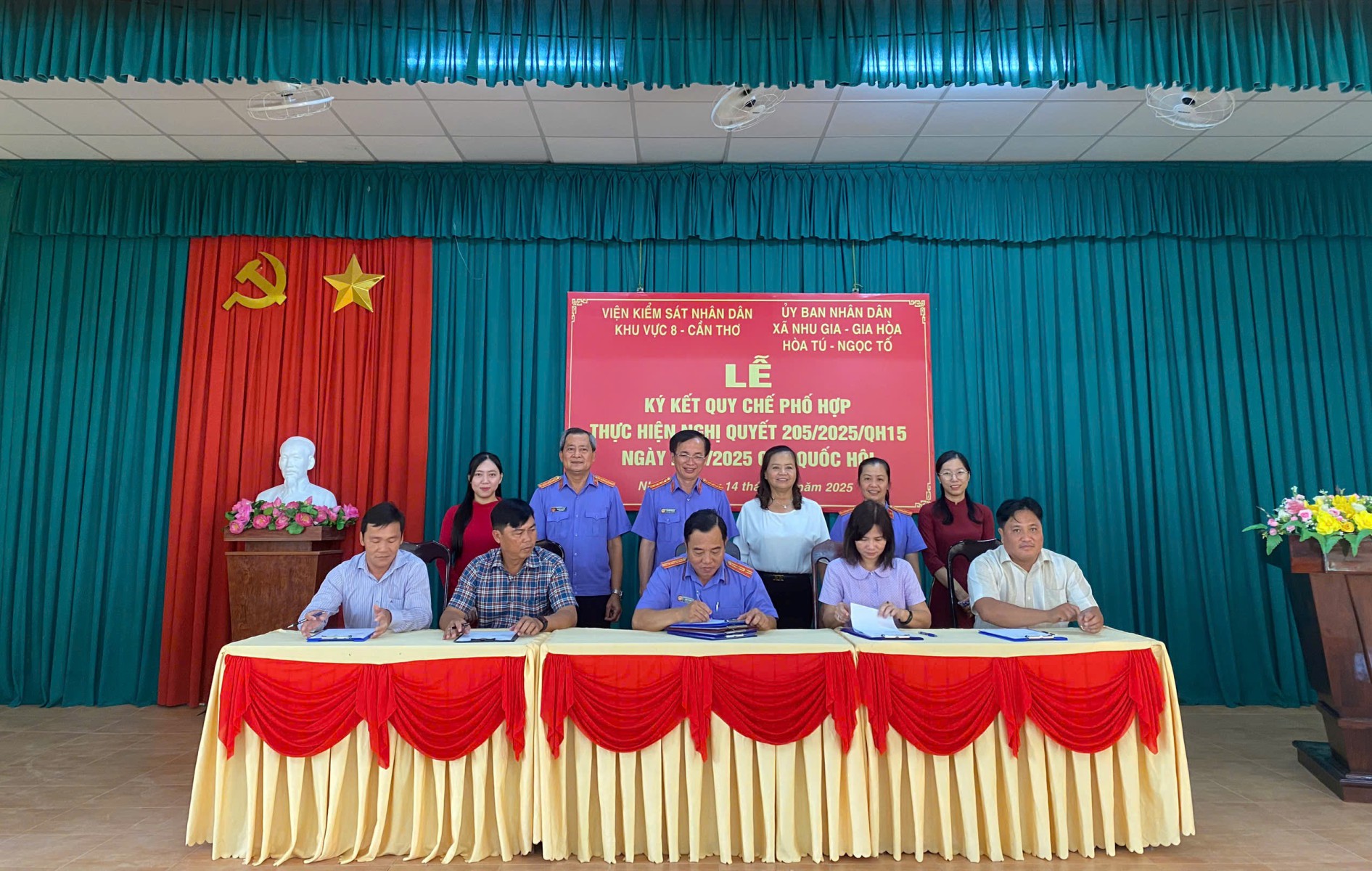 VKSND Khu vực 8 - Cần Thơ: Ký kết Quy chế phối hợp với Ủy ban nhân dân các xã trong việc thực hiện thí điểm VKSND khởi kiện vụ án dân sự công ích theo Nghị quyết số 205/2025/QH15 ngày 24/6/2025 của Quốc hội