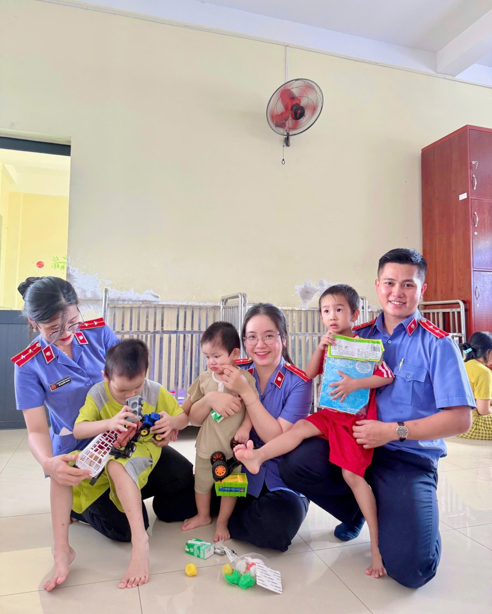 VKSND Khu vực 2 - Cần Thơ tổ chức thăm và tặng quà cho các em thiếu nhi tại Trung tâm Công tác xã hội thành phố Cần Thơ