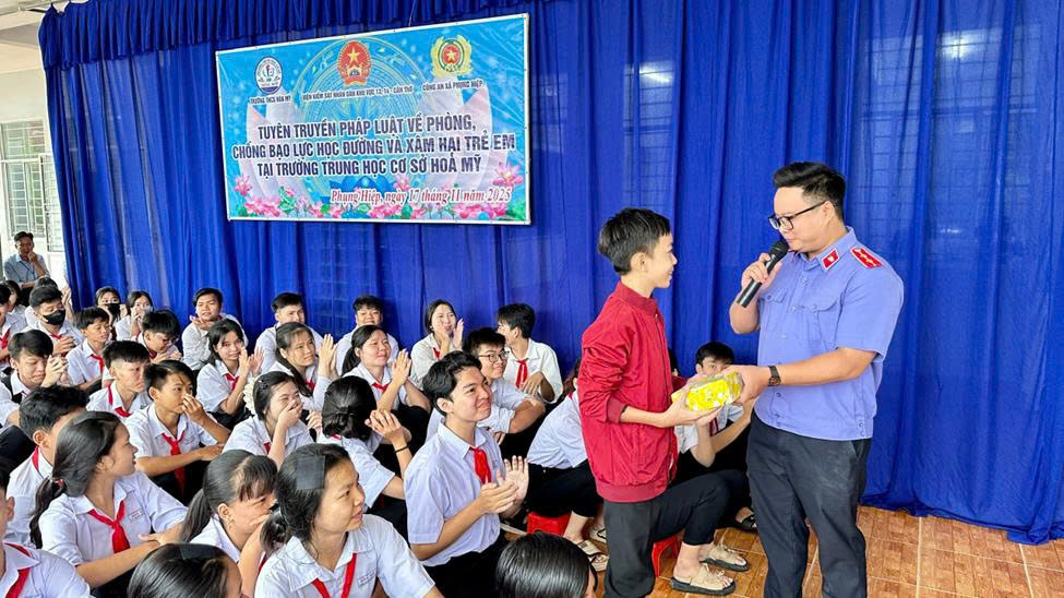Chi đoàn Viện kiểm sát nhân dân khu vực 13, 14 - Cần Thơ phối hợp Công an xã Phụng Hiệp tuyên truyền pháp luật tại Trường Trung học cơ sở Hòa Mỹ