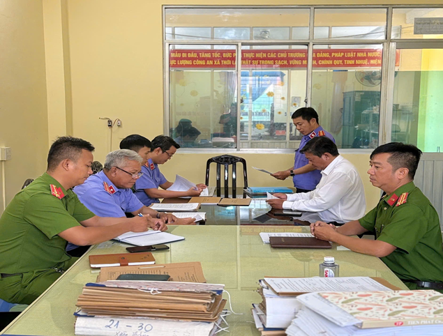 VKSND Khu vực 3: Trực tiếp kiểm sát công tác thi hành án hình sự tại UBND phường Hưng Phú và UBND xã Thới Lai