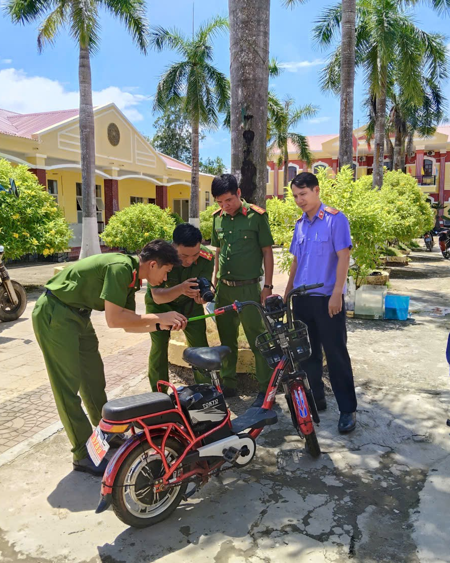 Kiểm sát viên tham gia xác định hiện trường vụ vi phạm quy định về tham gia giao thông đường bộ