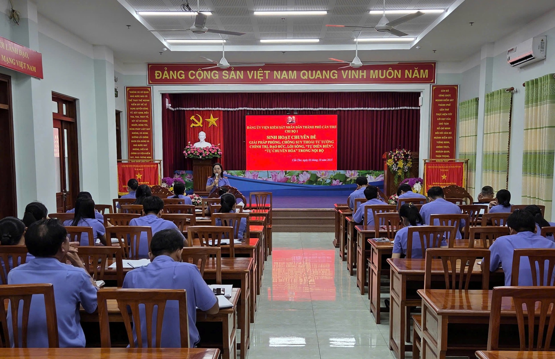 Chi bộ 1 VKSND thành phố Cần Thơ tổ chức sinh hoạt chuyên đề về Phòng, chống biểu hiện “tự diễn biến”, “tự chuyển hóa” trong nội bộ