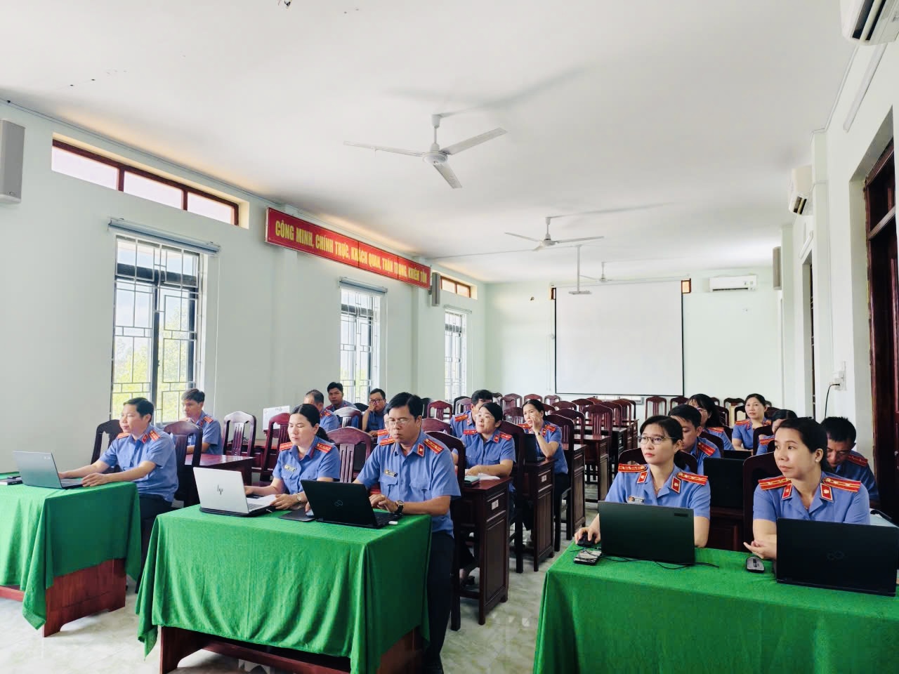 Viện kiểm sát nhân dân Khu vực 4 - Cần Thơ tổ chức tập huấn ứng dụng trí tuệ nhân tạo (AI) cho công chức trong đơn vị