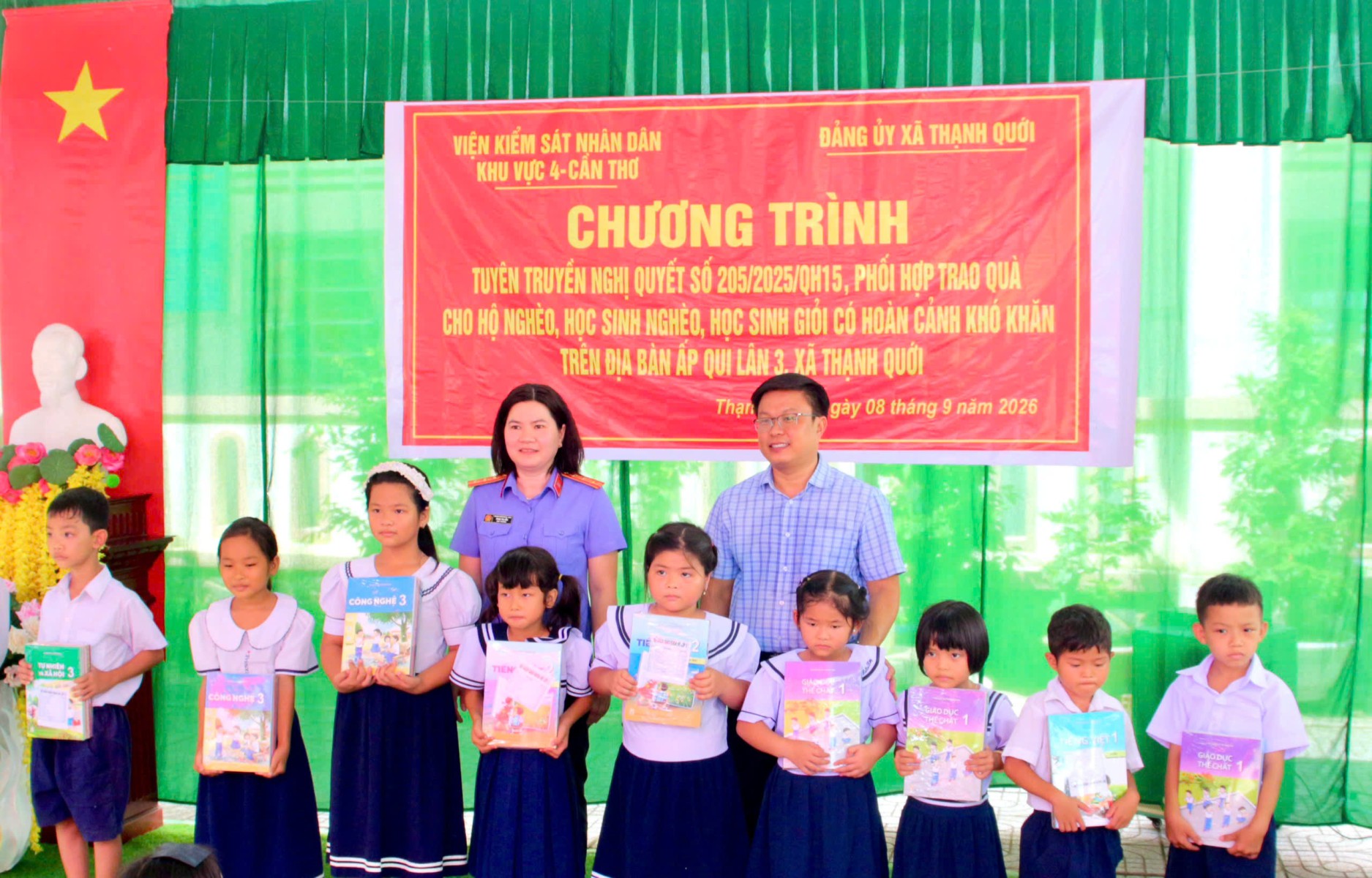 VKSND Khu vực 4 - Cần Thơ tuyên truyền Nghị quyết số 205/2025/QH15 và tiếp sức học sinh đến trường