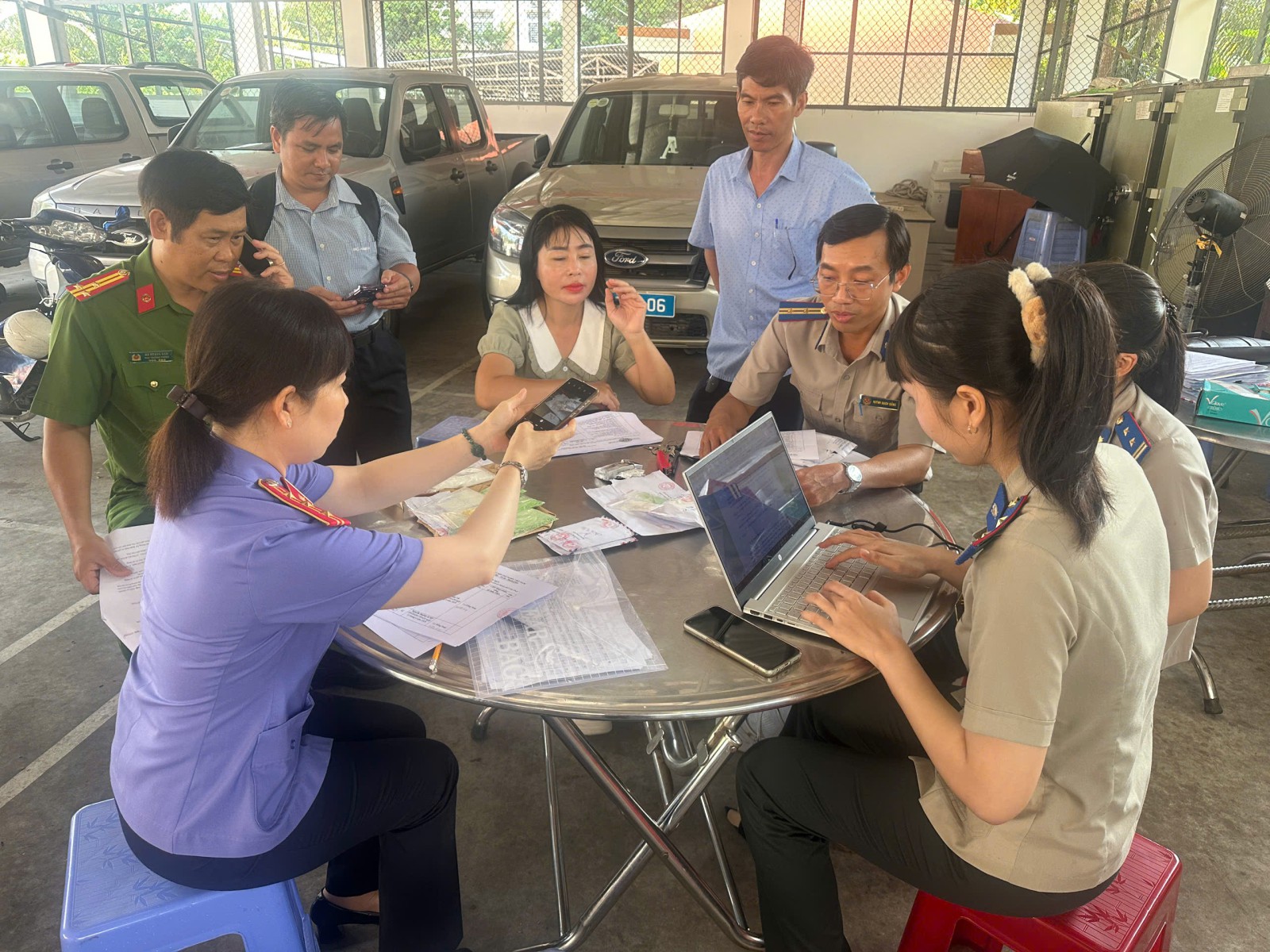 VKSND thành phố Cần Thơ kiểm sát việc tiêu hủy vật chứng và bàn giao tài sản tịch thu sung công quỹ nhà nước
