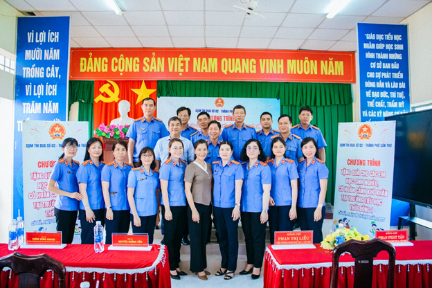 Cụm thi đua số 2, VKSND thành phố Cần Thơ tặng quà cho học sinh có hoàn cảnh khó khăn tại xã Cờ Đỏ, thành phố Cần Thơ