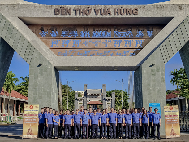 Cụm thi đua số 2 - VKSND thành phố Cần Thơ: Dâng hương tại Đền thờ Vua Hùng - Tri ân cội nguồn