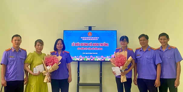 VKSND huyện Cờ Đỏ biểu dương và khen thưởng các Kiểm sát viên giỏi năm 2024