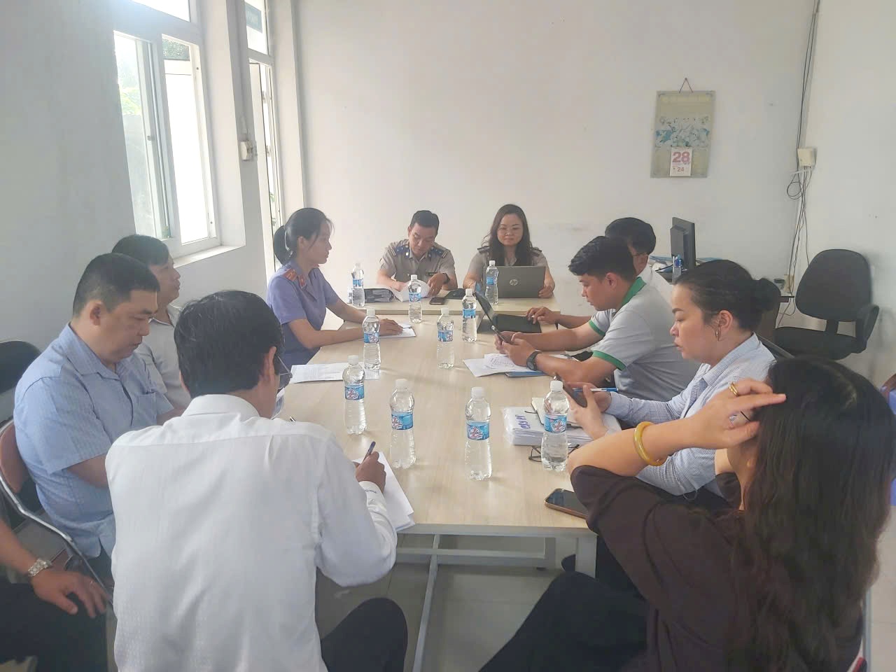 VKSND Khu vực 2 - Cần Thơ kiểm sát cưỡng chế kê biên tài sản của người phải thi hành án là doanh nghiệp trên địa bàn