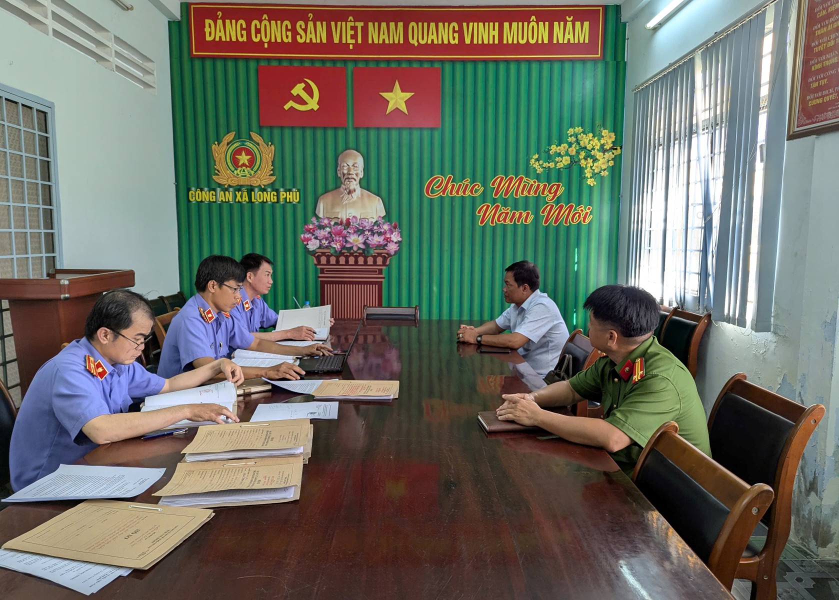 VKSND Khu vực 9 - Cần Thơ trực tiếp kiểm sát việc thi hành án hình sự tại cộng đồng đối với Ủy ban nhân dân xã Tân Thạnh và xã Long Phú