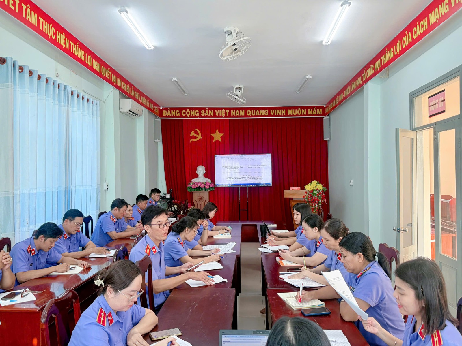 VKSND Khu vực 2 - Cần Thơ tổ chức họp đóng góp ý kiến hoàn thiện  Quy chế phối hợp với Ủy ban nhân dân, Ủy ban Mặt trận Tổ quốc Việt Nam các phường trong việc thực hiện Nghị quyết số 205/2025/QH15