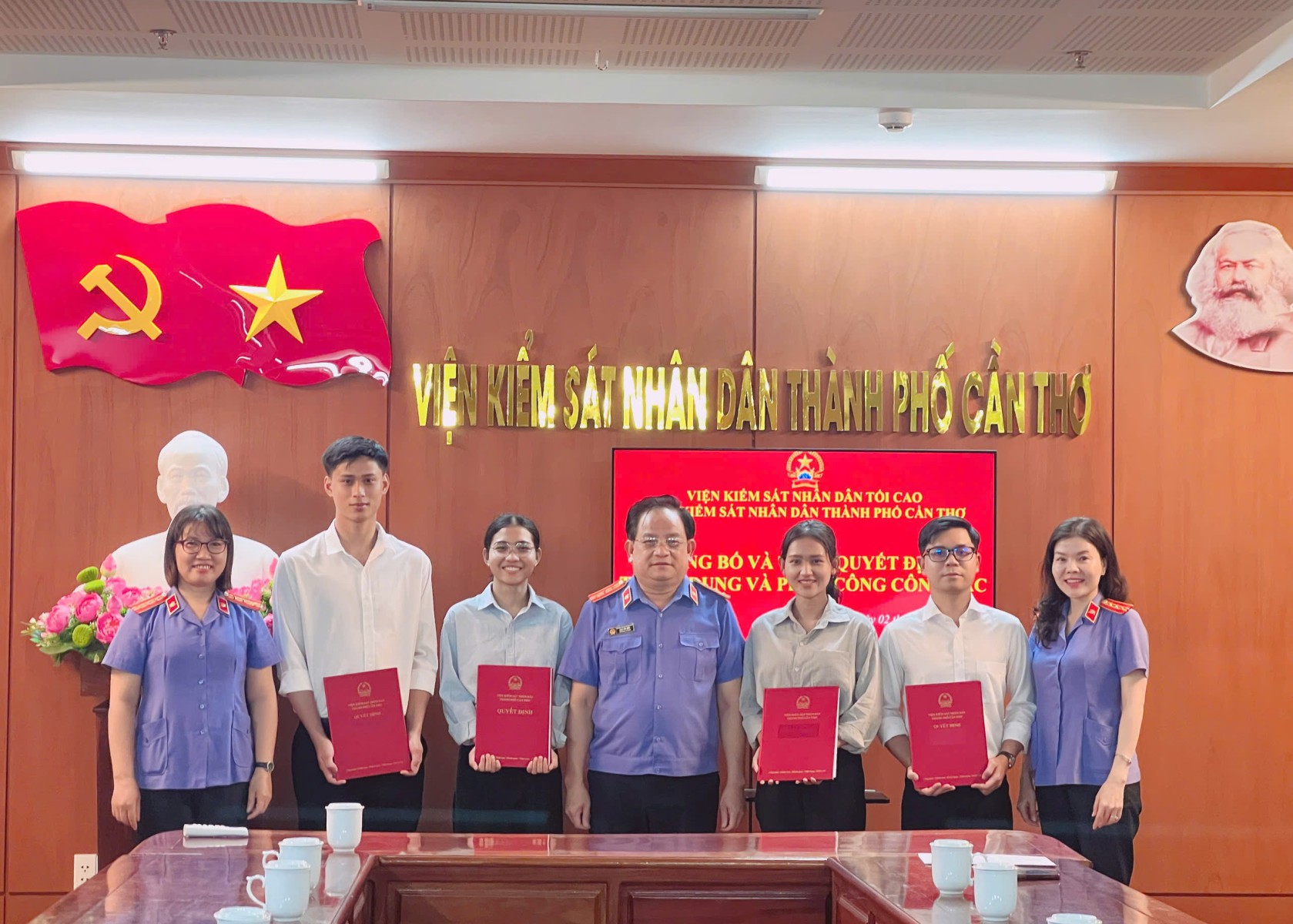 Công bố và trao quyết định tuyển dụng và phân công công tác đối với công chức