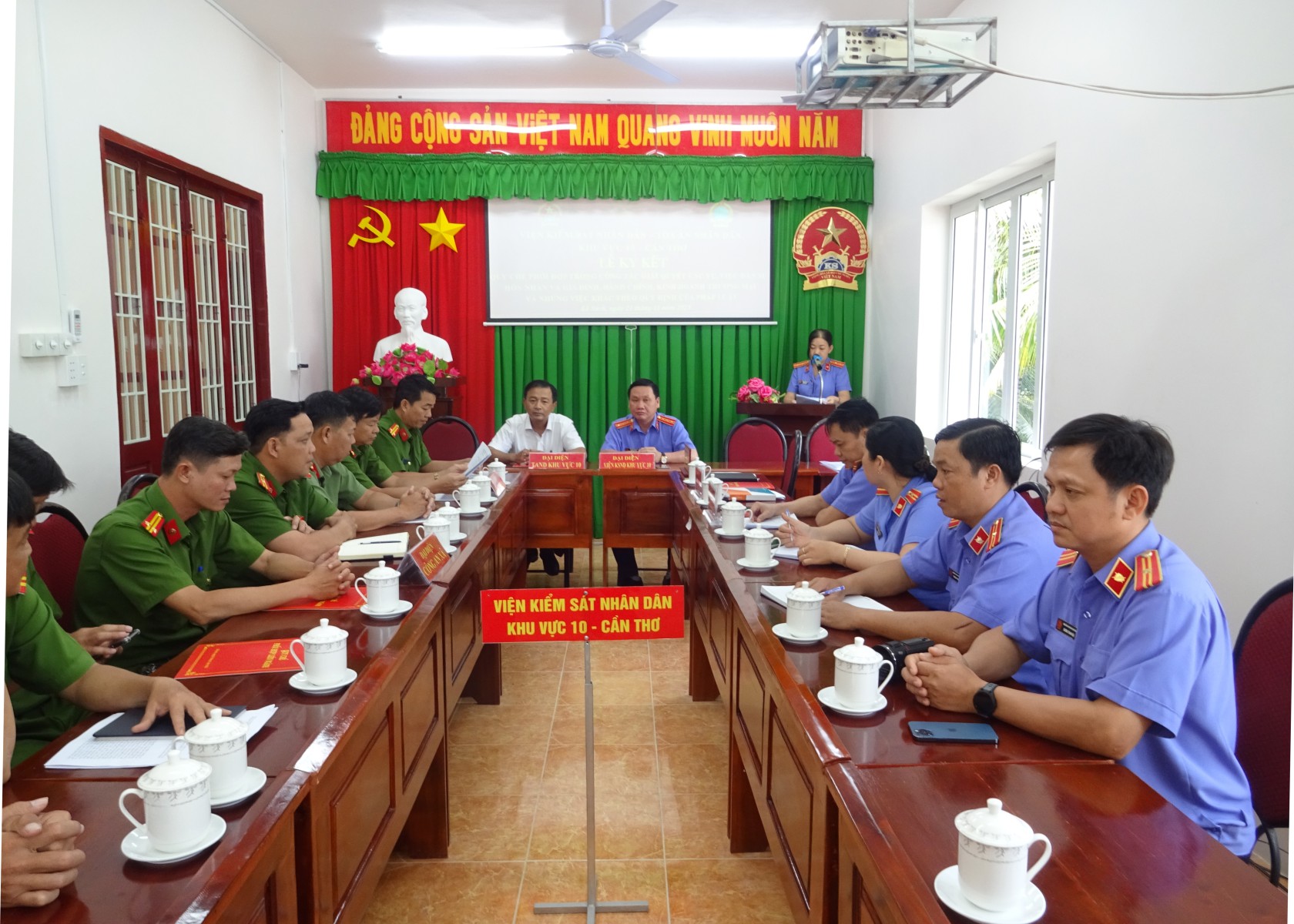 VKSND Khu vực 10 - Cần Thơ tổ chức Lễ ký kết Quy chế phối hợp liên ngành giữa Viện kiểm sát nhân dân và Tòa án nhân dân 