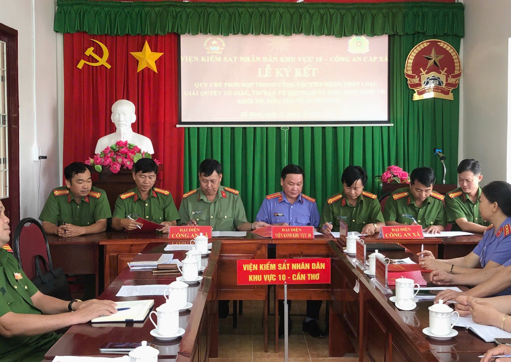 VKSND Khu vực 10 - Cần Thơ tổ chức ký kết Quy chế phối hợp với Công an xã trong công tác tiếp nhận, phân loại, giải quyết tố giác, tin báo về tội phạm và kiến nghị khởi tố